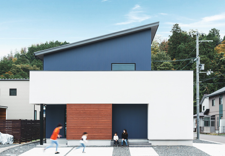 素材の表情を感じる家