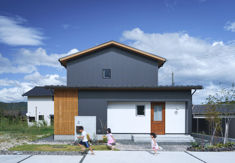 木の質感と土間がつくる自然を感じられる家