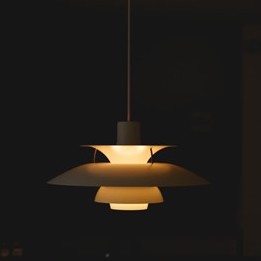 気になる照明　坂口